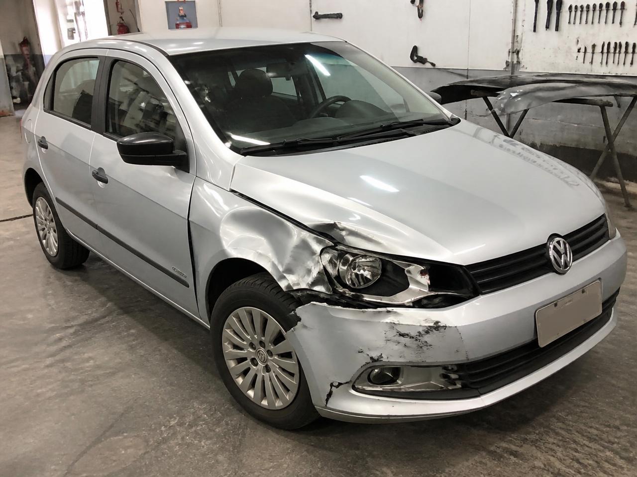 Antes do reparo: hatch com a lateral amassada