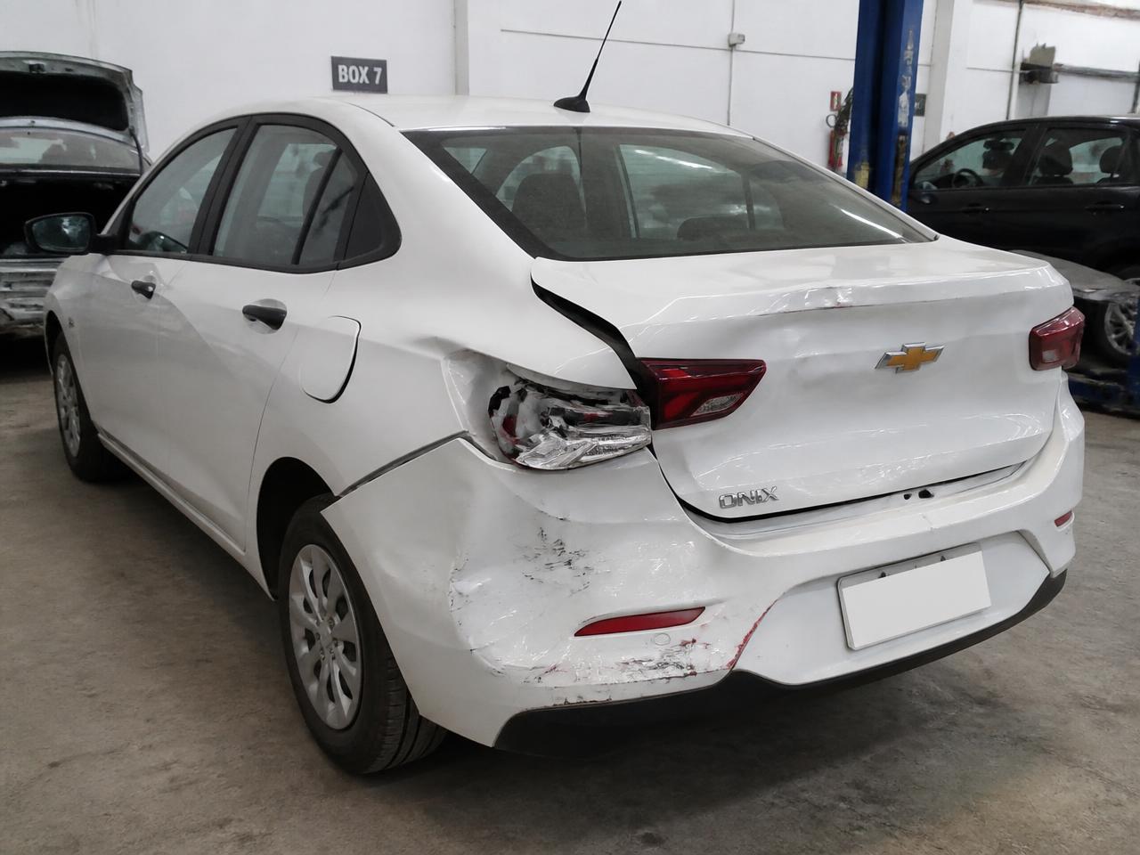 Antes do reparo: sedan com o para-choque danificado